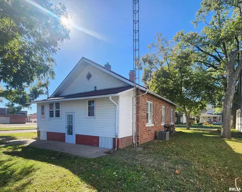 Exterior - 202 N Victor St, Christopher, IL 62822 photo 1 of 4
