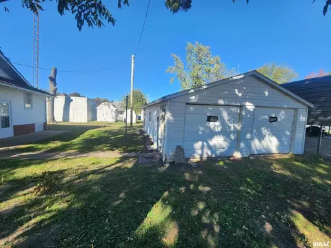 Exterior - 202 N Victor St, Christopher, IL 62822 photo 3 of 4