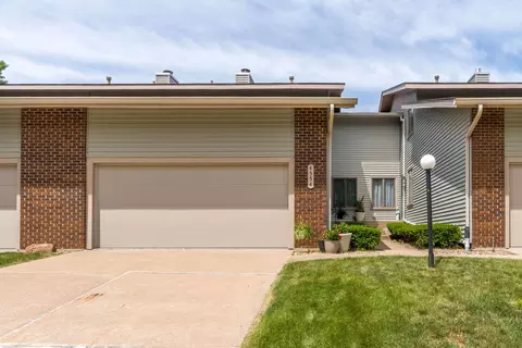 4554 Bunker Hill Dr, Bettendorf, IA 52722
