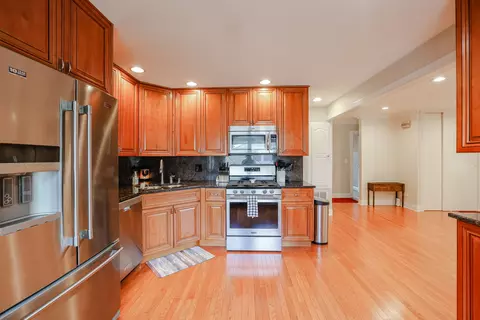 Kitchen - 3910 Eagle Ln, Rolling Meadows, IL 60008 photo 3 of 5