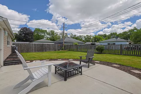 Exterior - 3910 Eagle Ln, Rolling Meadows, IL 60008 photo 8 of 13