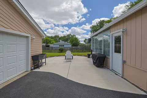 Exterior - 3910 Eagle Ln, Rolling Meadows, IL 60008 photo 7 of 13
