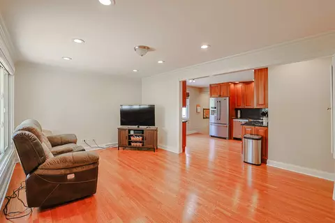 Living - 3910 Eagle Ln, Rolling Meadows, IL 60008 photo 3 of 3