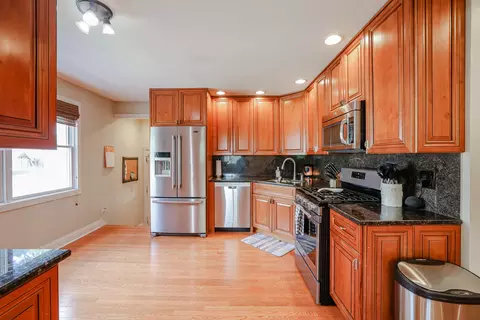 Kitchen - 3910 Eagle Ln, Rolling Meadows, IL 60008 photo 2 of 5