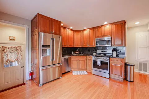 Kitchen - 3910 Eagle Ln, Rolling Meadows, IL 60008 photo 4 of 5