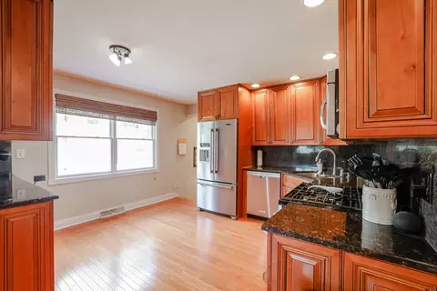 Kitchen - 3910 Eagle Ln, Rolling Meadows, IL 60008 photo 1 of 5