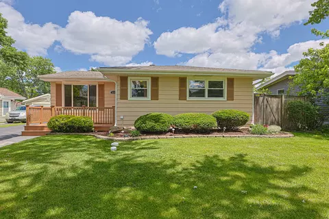Exterior - 3910 Eagle Ln, Rolling Meadows, IL 60008 photo 1 of 13