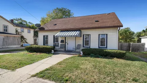 402 S Walnut Ave, Freeport, IL 61032