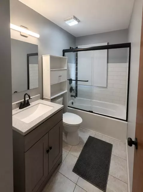 Bath - 828 2nd Ave, Aurora, IL 60505 photo 1 of 1