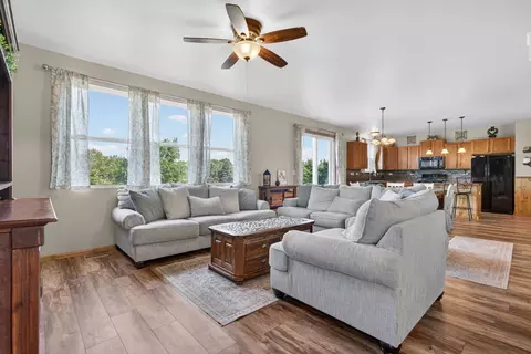 Living - 905 Avalon Way, Minooka, IL 60447 photo 2 of 5