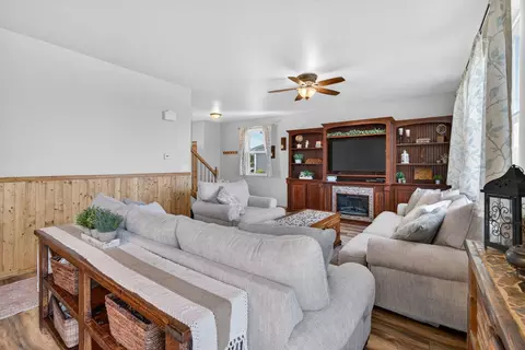 Living - 905 Avalon Way, Minooka, IL 60447 photo 4 of 5