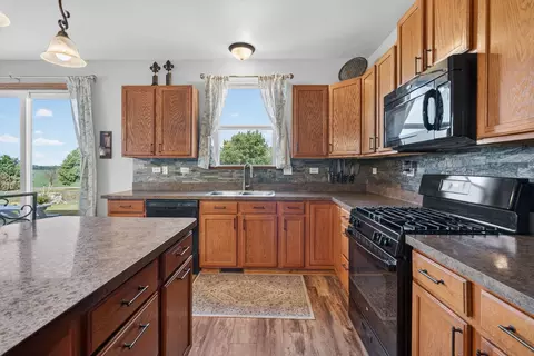 Kitchen - 905 Avalon Way, Minooka, IL 60447 photo 5 of 6