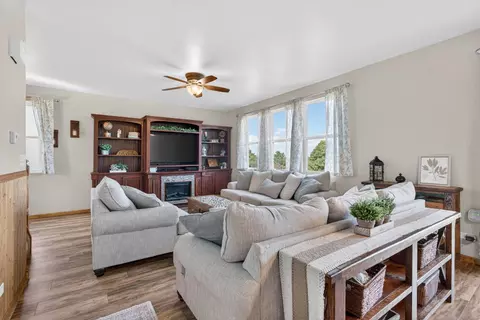 Living - 905 Avalon Way, Minooka, IL 60447 photo 3 of 5