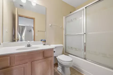 Bath - 814 Symphony Dr, Aurora, IL 60504 photo 2 of 2