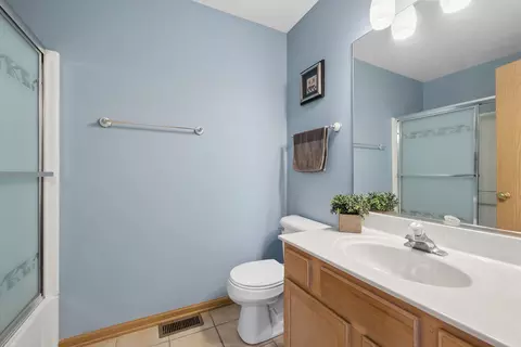 Bath - 814 Symphony Dr, Aurora, IL 60504 photo 1 of 2