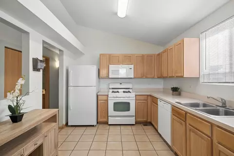 Kitchen - 814 Symphony Dr, Aurora, IL 60504 photo 1 of 3