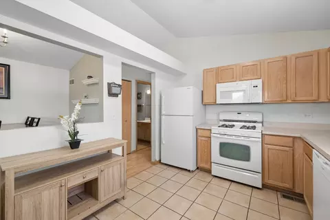 Kitchen - 814 Symphony Dr, Aurora, IL 60504 photo 2 of 3