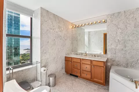 Bath - 41 E 8th St #3301, Chicago, IL 60605 photo 3 of 5