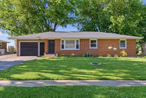120 Terry Dr, Sugar Grove, IL 60554