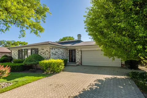 72 Marina Dr, Des Plaines, IL 60016