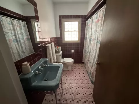 Bath - 1125 S Maple St, Centralia, IL 62801 photo 1 of 2