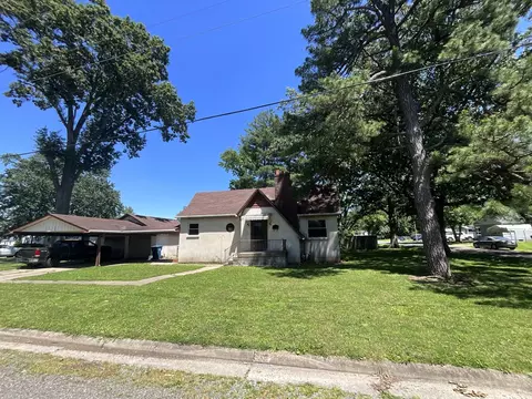 1125 S Maple St, Centralia, IL 62801