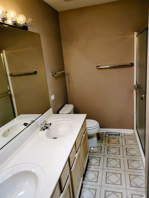 Bath - 855 Mesa Dr #552D, Elgin, IL 60123 photo 3 of 4