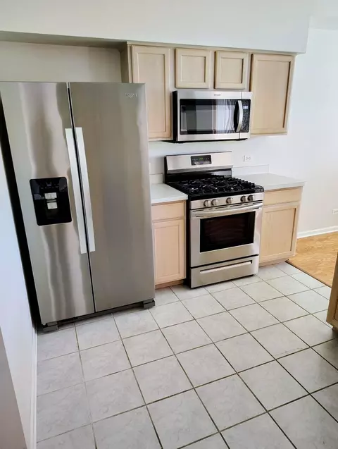 Kitchen - 855 Mesa Dr #552D, Elgin, IL 60123 photo 2 of 2