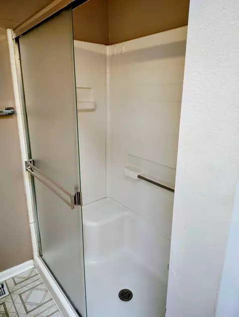 Bath - 855 Mesa Dr #552D, Elgin, IL 60123 photo 4 of 4