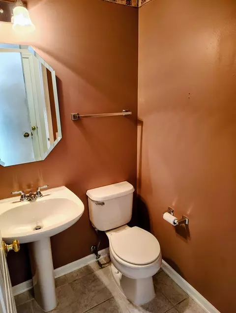 Bath - 855 Mesa Dr #552D, Elgin, IL 60123 photo 1 of 4