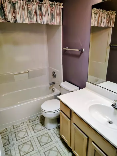 Bath - 855 Mesa Dr #552D, Elgin, IL 60123 photo 2 of 4