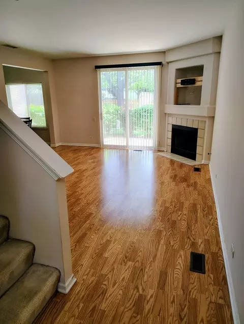 Living - 855 Mesa Dr #552D, Elgin, IL 60123 photo 1 of 4
