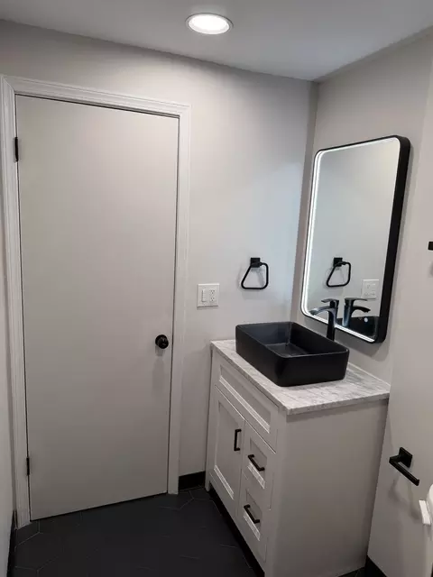 Bath - 5357 N Delphia Ave #357, Chicago, IL 60656 photo 1 of 2