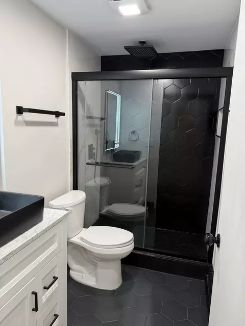 Bath - 5357 N Delphia Ave #357, Chicago, IL 60656 photo 2 of 2