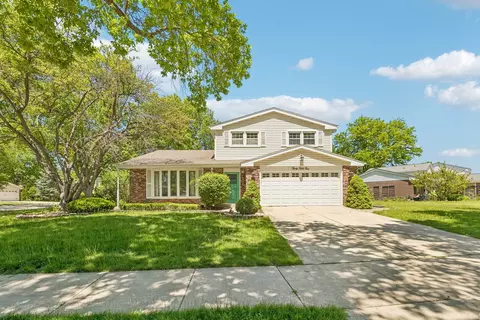 3051 N Huntington Dr, Arlington Heights, IL 60004