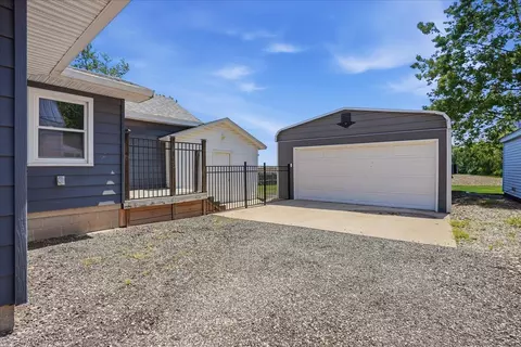 205 E Sullivan St, Heyworth, IL 61745 photo 2