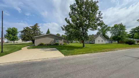 Exterior - 301 Oak St, Minonk, IL 61760 photo 2 of 12