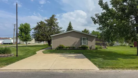 Exterior - 301 Oak St, Minonk, IL 61760 photo 3 of 12