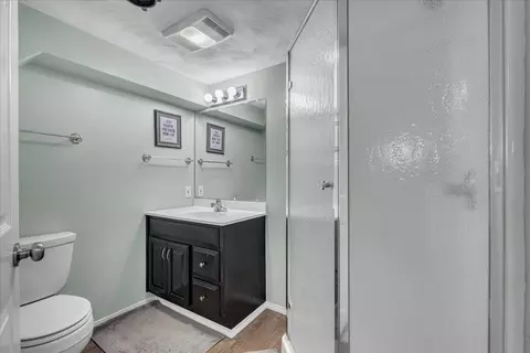 Bath - 4714 20th Ave, Moline, IL 61265 photo 5 of 6