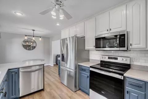 Kitchen - 4714 20th Ave, Moline, IL 61265 photo 4 of 5
