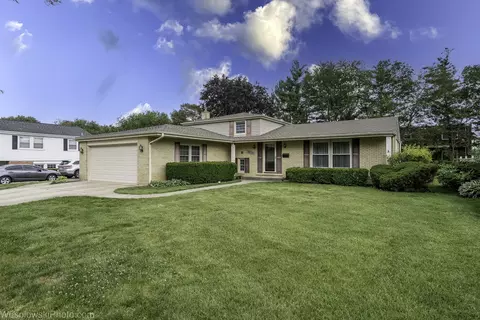 1631 S Surrey Ridge Dr, Arlington Heights, IL 60005