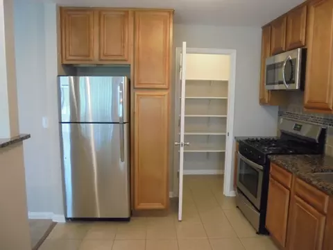 Kitchen - 4730 Calvert Dr #C2, Rolling Meadows, IL 60008 photo 3 of 7