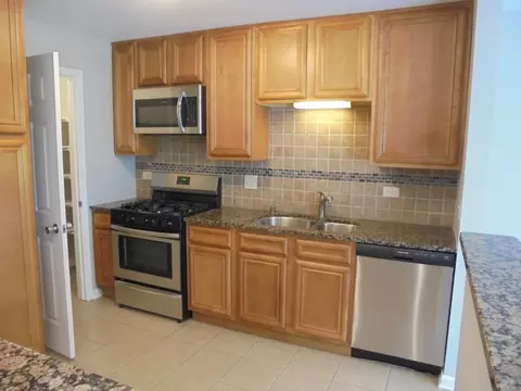 Kitchen - 4730 Calvert Dr #C2, Rolling Meadows, IL 60008 photo 4 of 7