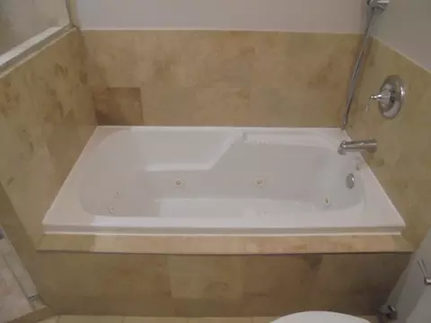 Bath - 4730 Calvert Dr #C2, Rolling Meadows, IL 60008 photo 3 of 4
