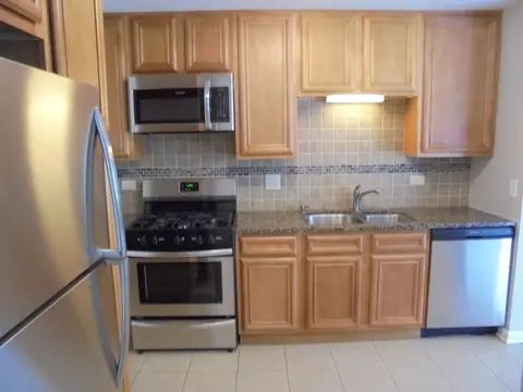 Kitchen - 4730 Calvert Dr #C2, Rolling Meadows, IL 60008 photo 5 of 7