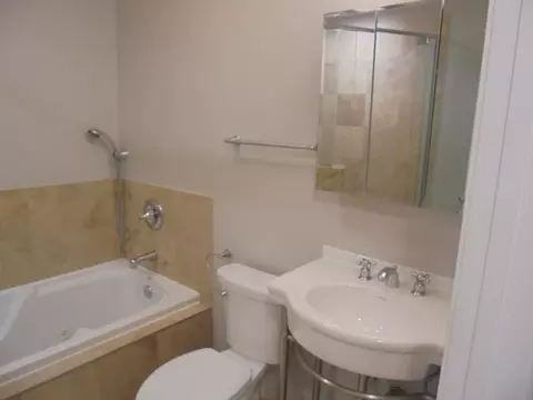 Bath - 4730 Calvert Dr #C2, Rolling Meadows, IL 60008 photo 4 of 4
