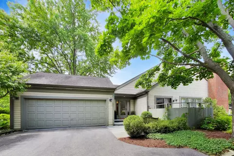 32 Warrington Dr, Lake Bluff, IL 60044