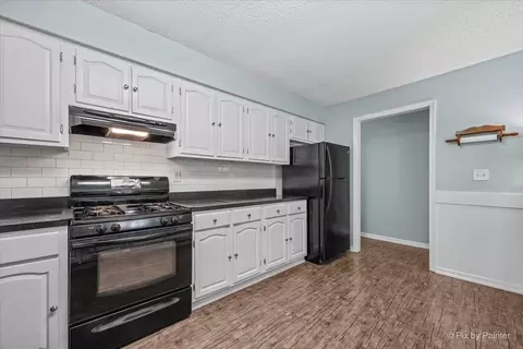 Kitchen - 321 Ingleside Ave, Aurora, IL 60506 photo 4 of 4