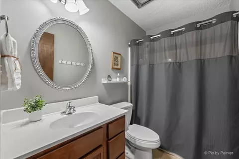 Bath - 321 Ingleside Ave, Aurora, IL 60506 photo 2 of 2