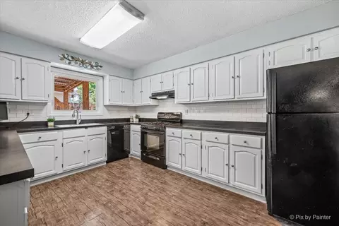 Kitchen - 321 Ingleside Ave, Aurora, IL 60506 photo 2 of 4